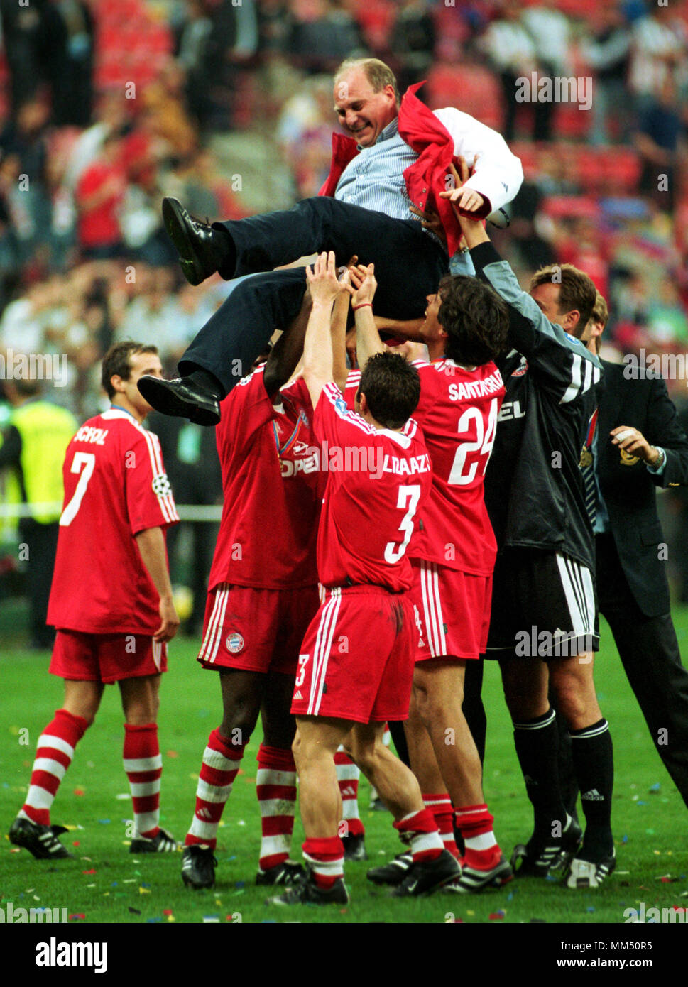 Football: San Siro stadium Milan Italy, 23.05.2001 UEFA Champions League  Final Season 2000/2001, FC Bayern Munich (MŸnchen, Muenchen, Munchen) vs  Valencia CF 5:4 after penalties --- Bayern Munich players throw sports  director