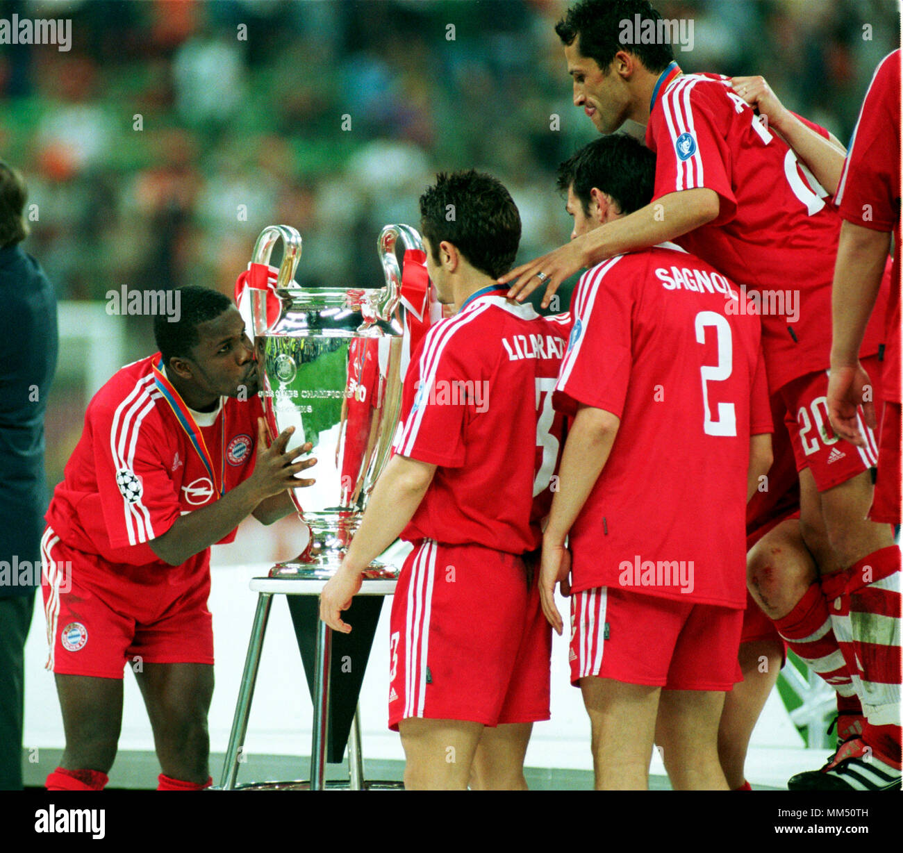 Football: San Siro stadium Milan Italy, 23.05.2001 UEFA Champions League  Final Season 2000/2001, FC Bayern Munich (MŸnchen, Muenchen, Munchen) vs  Valencia CF 5:4 after penalties --- Sammy KUFFOUR (Munich,left) kisses the  cup