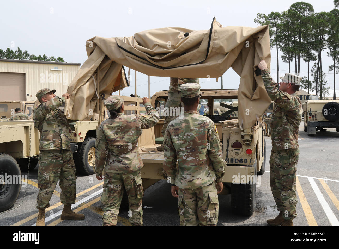 Soldiers with Headquarters and Headquarters Company, 3rd Special Troops ...