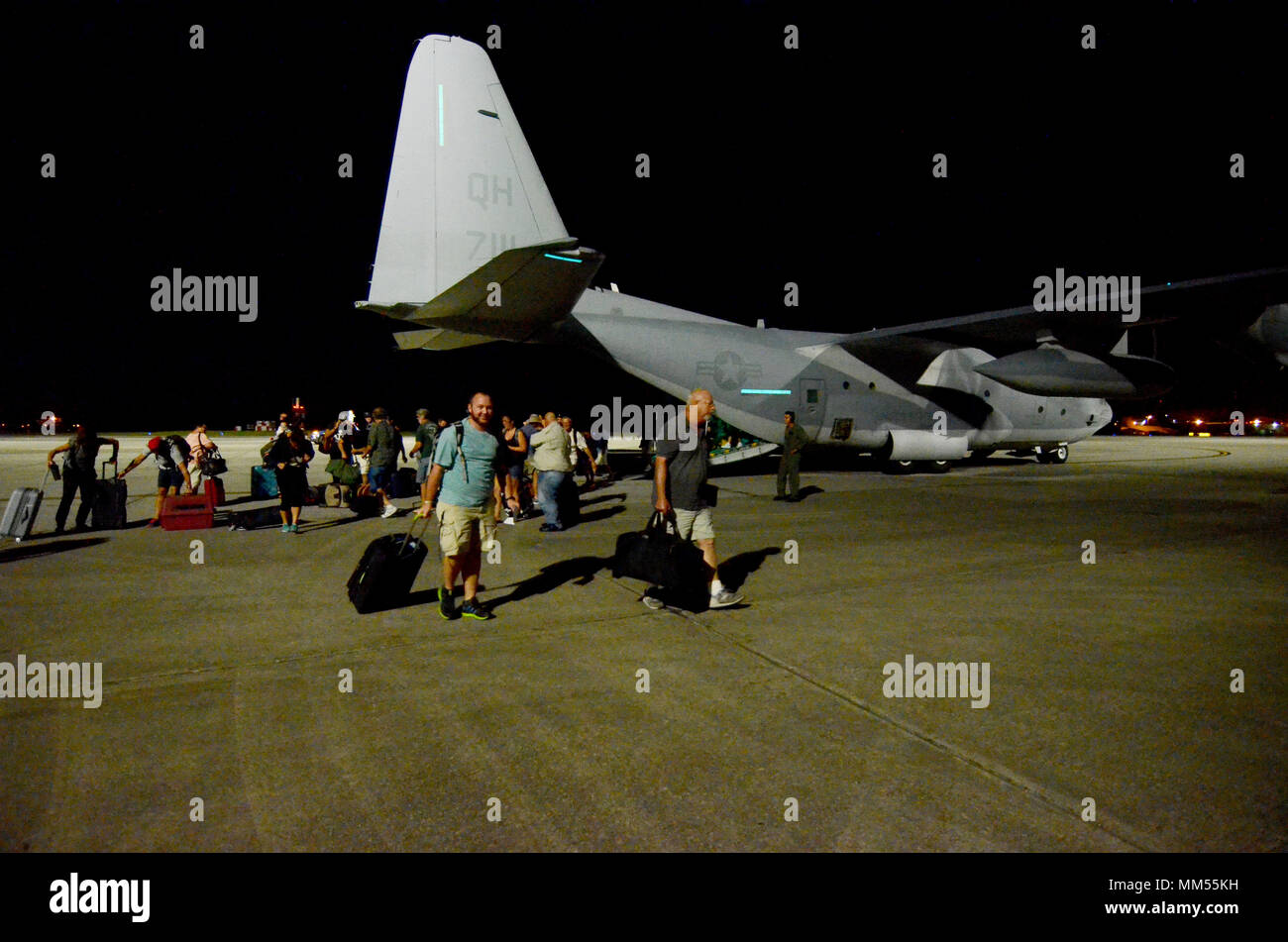 Flightline unloading activity hi-res stock photography and images - Alamy