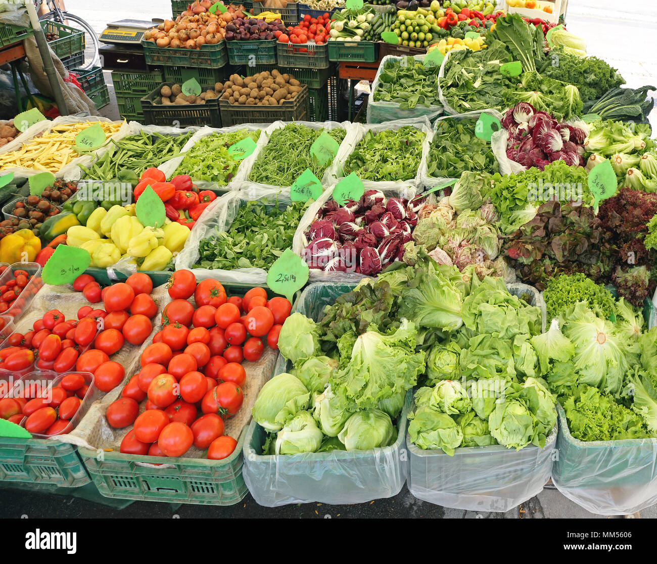 Green Vegetables at Farmers Market Stall Stock Photo - Alamy