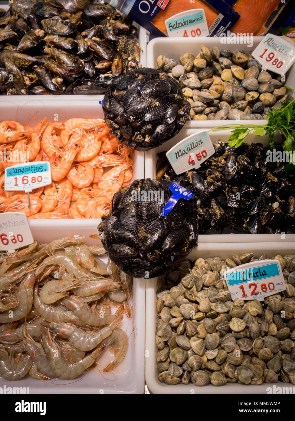 Prawns, Mussel and shellfish for sale at fish market Stock Photo Alamy