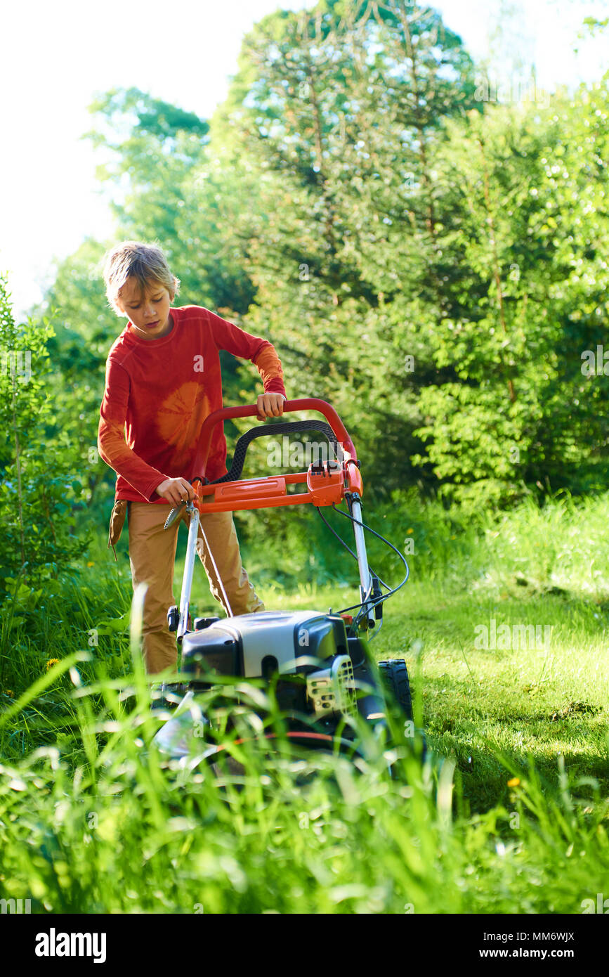 Lawn mower child Banque de photographies et d'images à haute résolution -  Alamy