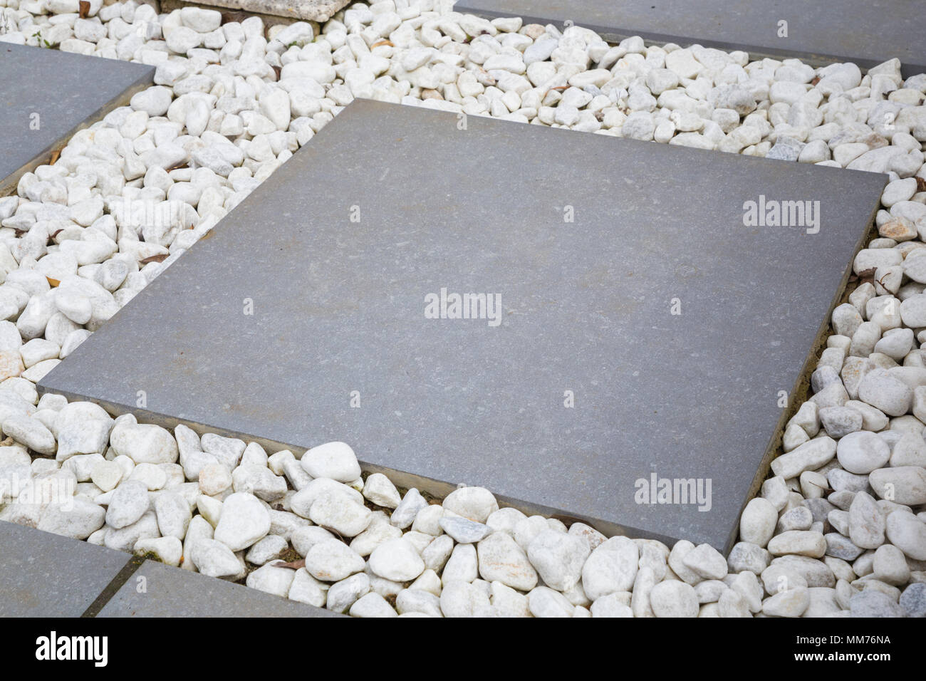 Detail Of Symphony Vitrified Paving Slab Path With White Pebbles Credits Design By Zinnia Garden Design Construction By 4 Life Landscapes Stock Photo Alamy