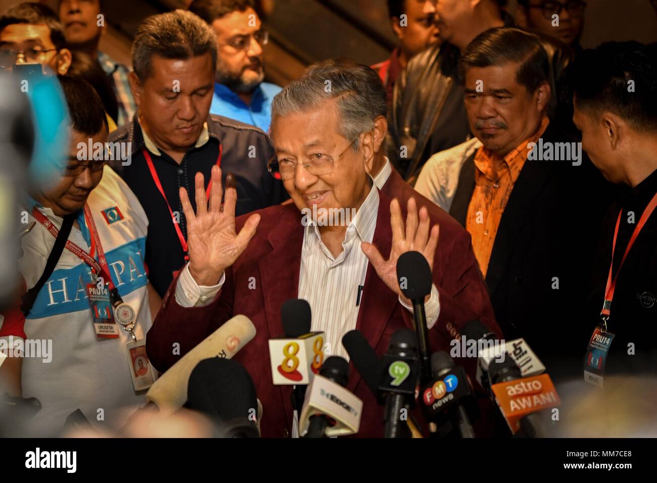 Petaling Jaya Malaysia 10th May 18 Malaysian Former Prime Minister Mahathir Mohamad C Who Is Leading Petaling Jaya Malaysia 10th May 18 Malaysian Former Prime Minister Mahathir Mohamad C Who Is Leading