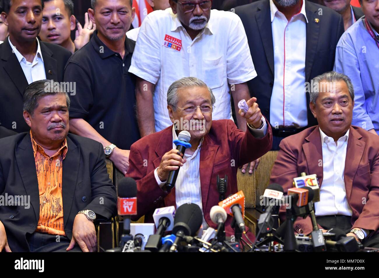 Petaling Jaya Malaysia 10th May 2018 Malaysian Former Prime Minister Mahathir Mohamad C Who Is Leading The Opposition Alliance Attends A Press Conference In Petaling Jaya Selangor Malaysia May 10 2018 Vote