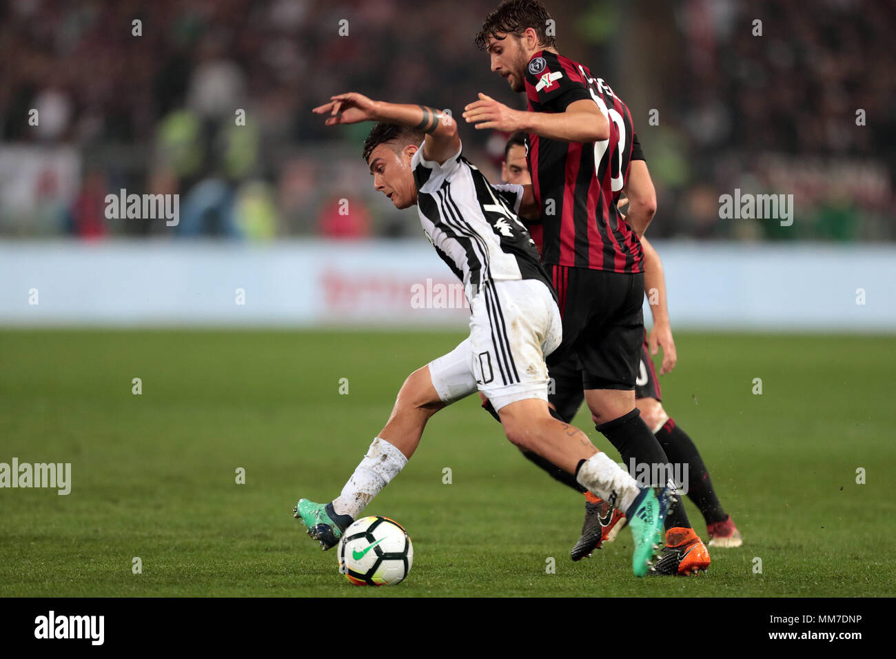 Eder of UC Sampdoria and Nicolas Burdisso of Genoa CFC compete for News  Photo - Getty Images