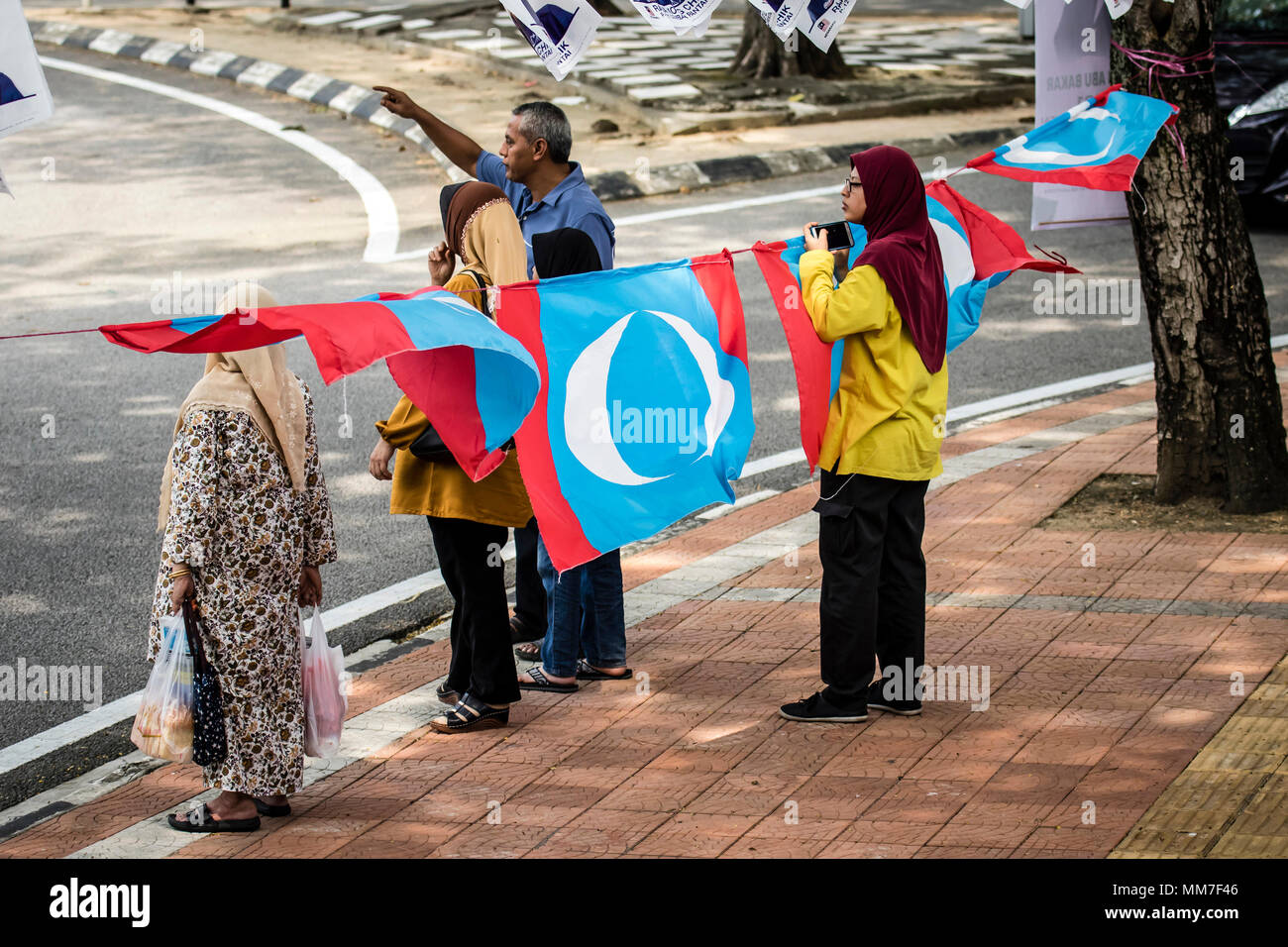 Kuala Lumpur Malaysia 9th May 2018 Malaysia General Election Ge14 Polling Day Voters Walking Out From Lembah Pantai District May 9th 2018 C Danny Chan Alamy Live News Stock Photo Alamy