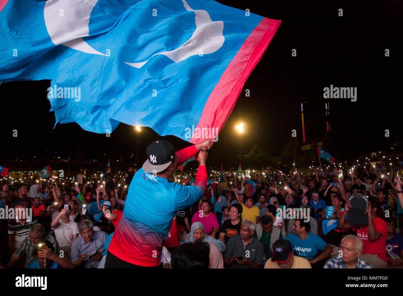 Thousand Of People Seen Cheering At Padang Timur Mbpj While An Man Waving The Political Party Flag To Celebrate Pakatan Harapan Win The 14th Malaysia General Election Pakatan Harapan Malaysia Opposition Political