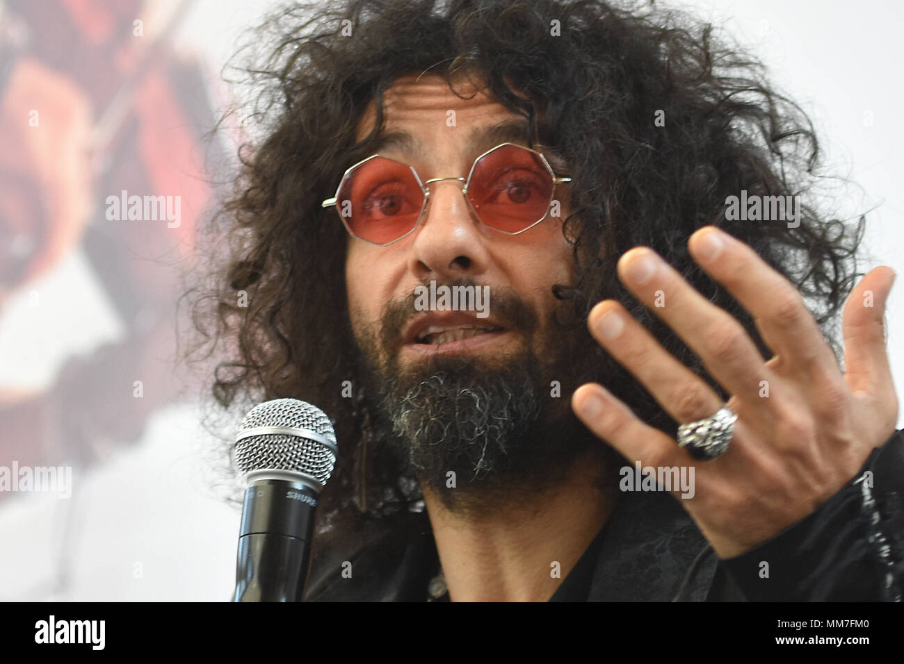 Mexico City, Mexico. 9th May, 2018. Violinist Ara Malikian seen during a  press conference to announce his 'The Incredible World Tour of Violin' at  the National Auditorium in Mexico City. Credit: Carlos