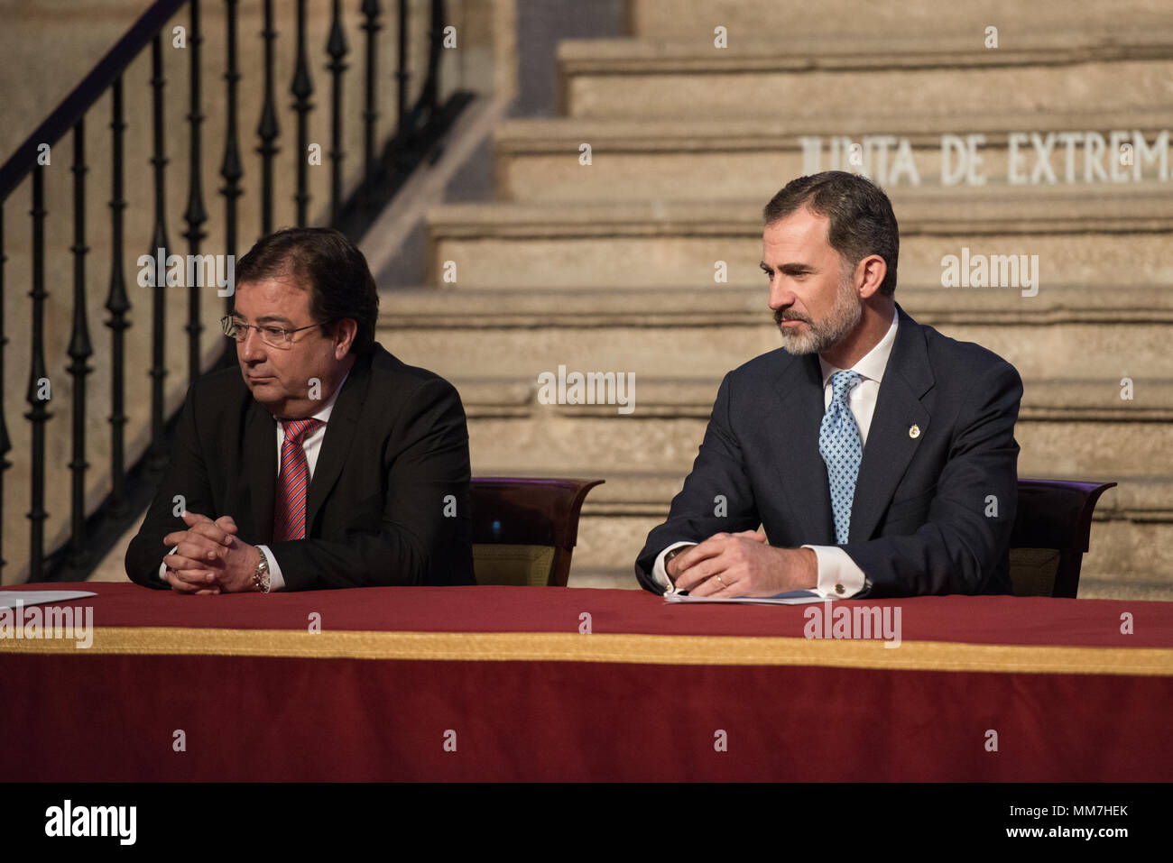 Monasterio de Yuste, Cuacos de Yuste, Spain. 9th May, 2018 - (l) Guillermo Fernández Vara Spanish politician from the Spanish Socialist Workers' Party and President of Extremadura since 2015 (r) Felipe VI, King of Spain, moments before the Carlos V Award ceremony. Credit: Esteban Martinena Guerrero/Alamy Live News Stock Photo