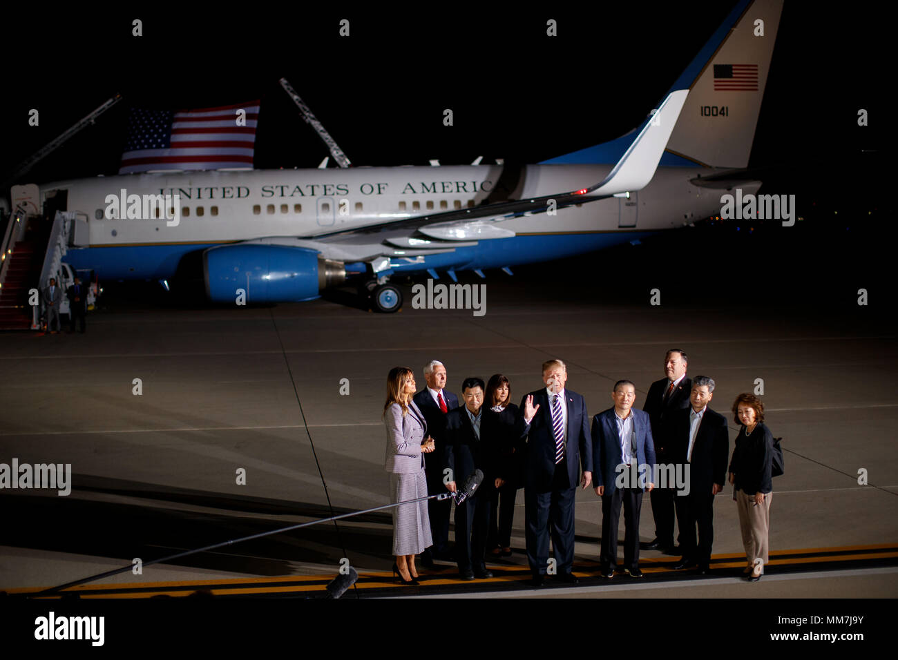 (180510) -- WASHINGTON D.C., May 10, 2018 (Xinhua) -- U.S. President Donald Trump (5th L), his wife Melania Trump (1st L), Vice President Mike Pence (2nd L), Secretary of State Mike Pompeo (3rd R) welcome three detainees back to the United States at Joint Base Andrews in Washington, DC, the United States, May 10, 2018. Three U.S. citizens that were just freed by the Democratic People's Republic of Korea (DPRK) arrived in Washington early Thursday, as the two countries saw their ties warm up in recent weeks. The three detainees, named Kim Hak-song, Tony Kim, Kim Dong-chul, are all U.S. citizen Stock Photo