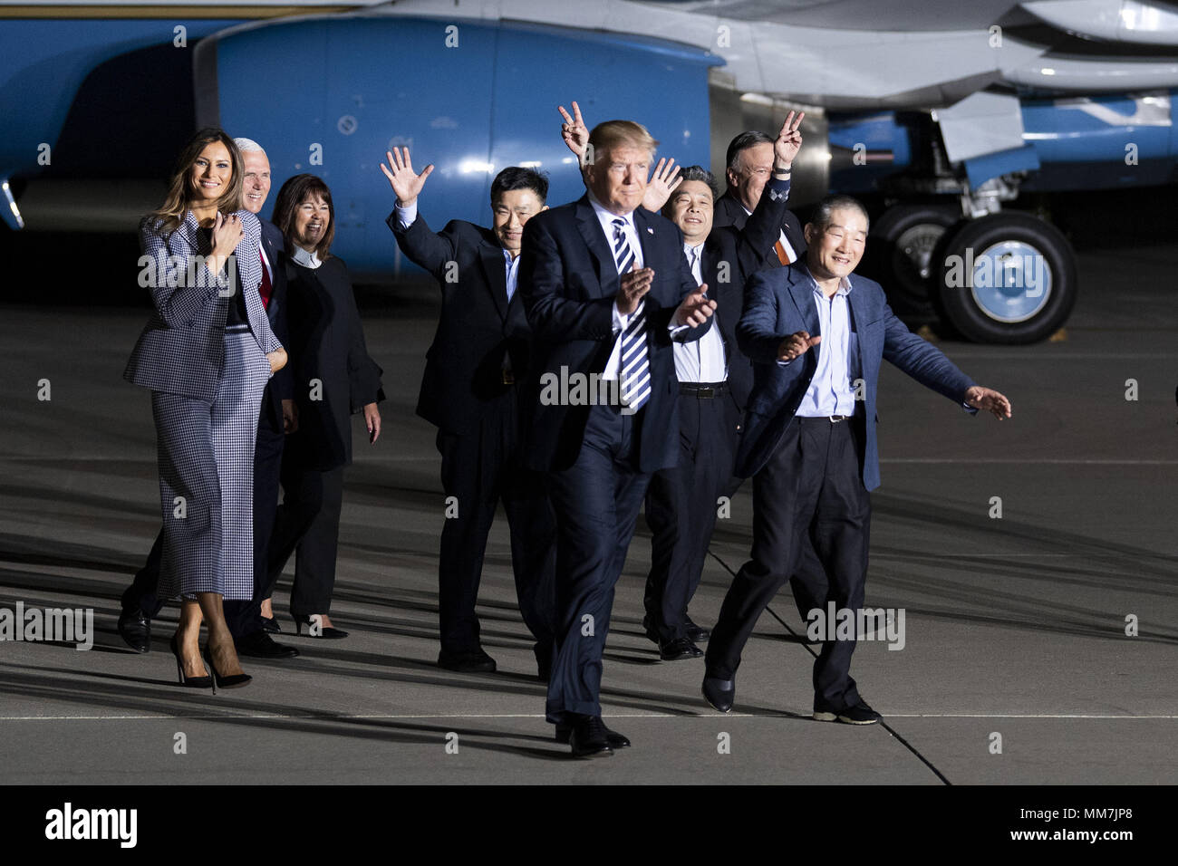 Suitland, MD, USA. 10th May, 2018. President DONALD TRUMP and his wife MELANIA TRUMP leaving the plane with the three American detainees (KIM DONG-CHUL, KIM HAK-SONG, and TONY KIM) held in captivity in North Korea along with Secretary of State MIKE POMPEO, at Joint Base Andrews in Suitland, Maryland on May 10, 2018. Credit: Michael Brochstein/ZUMA Wire/Alamy Live News Stock Photo