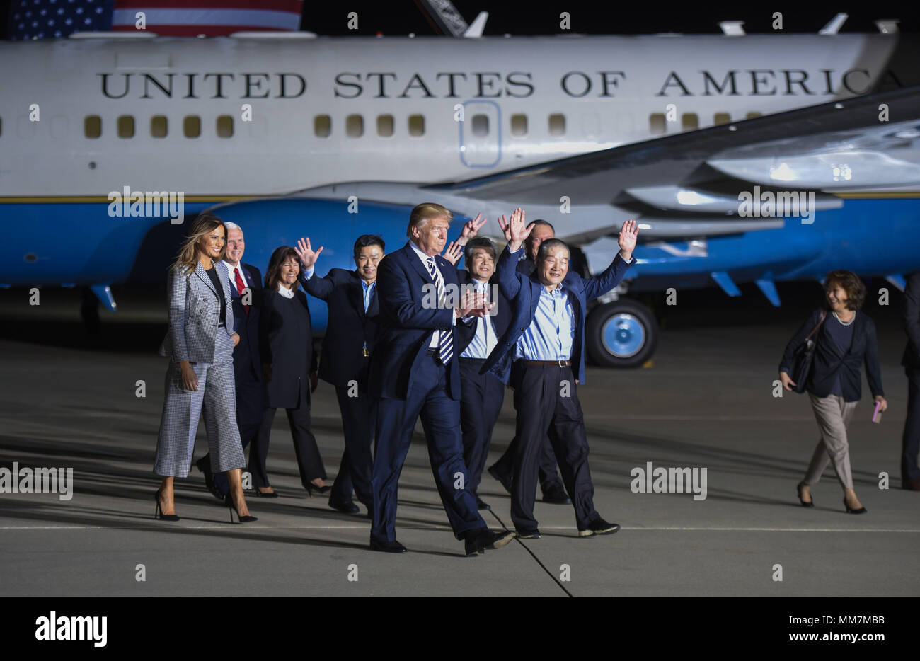 Suitland, MD, USA. 10th May, 2018. President DONALD TRUMP and his wife MELANIA TRUMP leaving the plane with the three American detainees (KIM DONG-CHUL, KIM HAK-SONG, and TONY KIM) held in captivity in North Korea along with Secretary of State MIKE POMPEO, at Joint Base Andrews in Suitland, Maryland. Credit: Riccardo Savi/ZUMA Wire/Alamy Live News Stock Photo