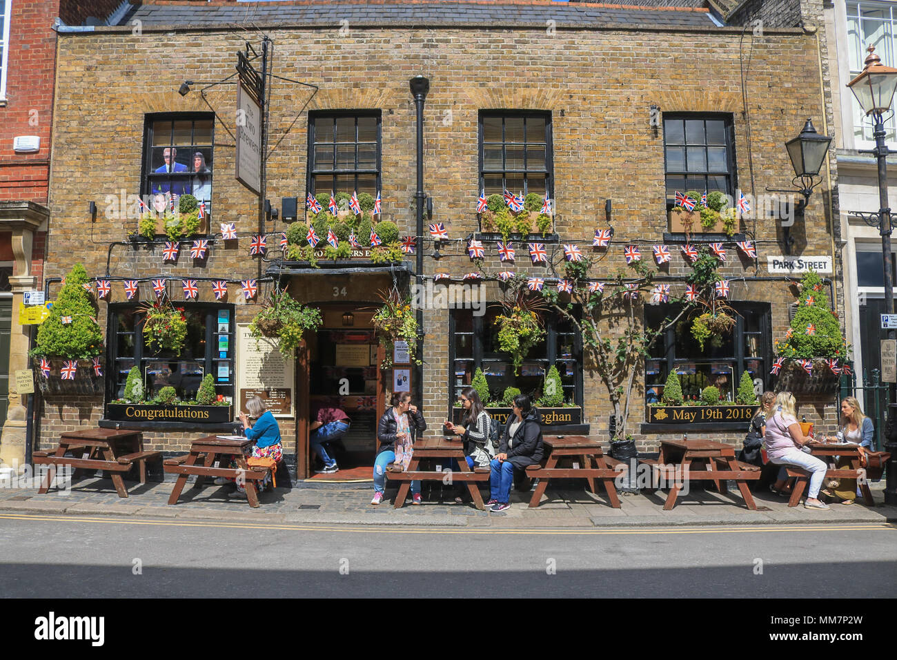 Two brewers pub windsor hires stock photography and images Alamy