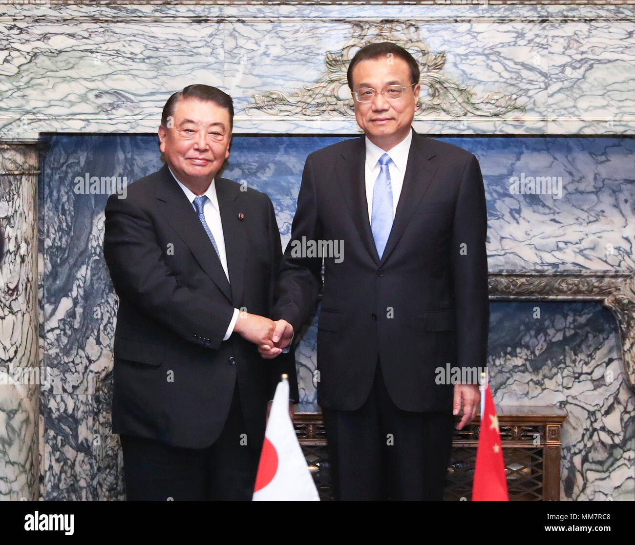 (180510) -- TOKYO, May 10, 2018 (Xinhua) -- Chinese Premier Li Keqiang (R) meets with Tadamori Oshima, speaker of the House of Representatives of the Japanese parliament in Tokyo, Japan, on May 10, 2018. (Xinhua/Pang Xinglei) (sxk) Stock Photo