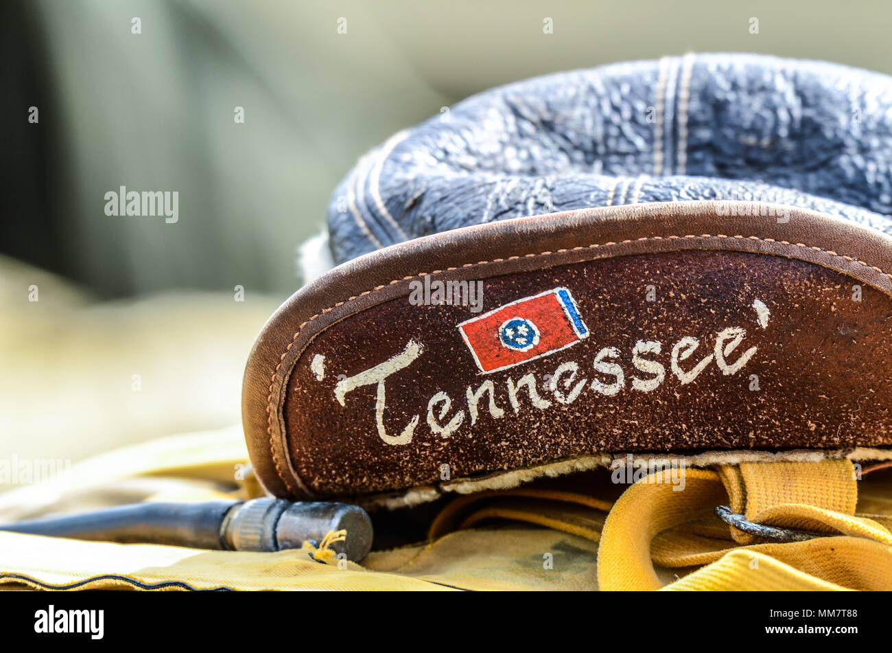 US wartime leather cap hat with Tennessee painted markings. State of Tennessee flag. USAAF bomber crew flying equipment Stock Photo