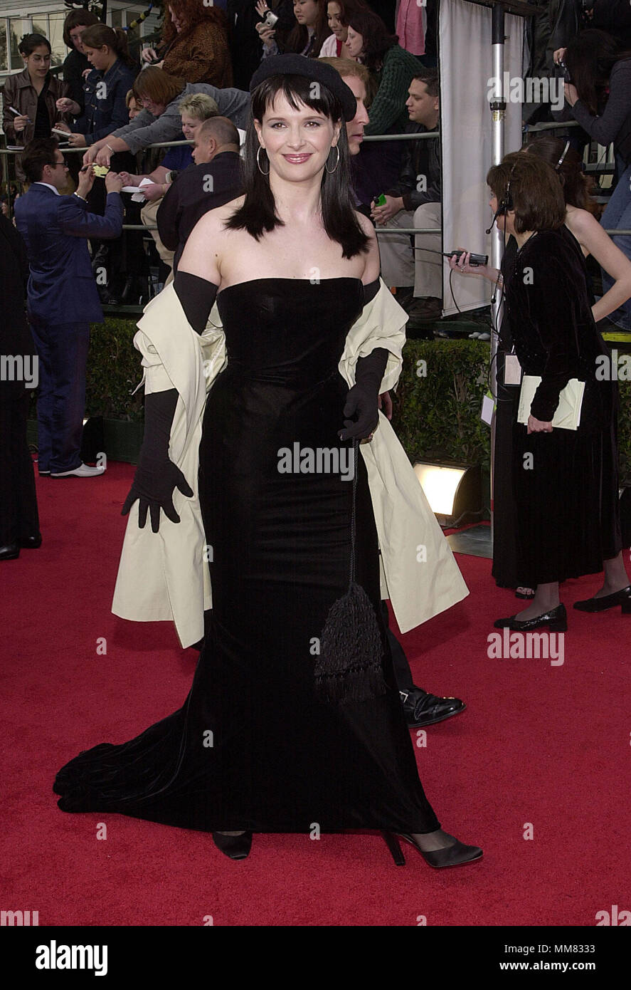 Juliette Binoche  arriving at the SAG Awards, at the Shrine Auditorium in Los Angeles  3/11/01    BinocheJuliette01A.JPGBinocheJuliette01A Red Carpet Event, Vertical, USA, Film Industry, Celebrities,  Photography, Bestof, Arts Culture and Entertainment, Topix Celebrities fashion /  Vertical, Best of, Event in Hollywood Life - California,  Red Carpet and backstage, USA, Film Industry, Celebrities,  movie celebrities, TV celebrities, Music celebrities, Photography, Bestof, Arts Culture and Entertainment,  Topix, vertical, one person,, from the year , 2001, inquiry tsuni@Gamma-USA.com Fashion - F Stock Photo