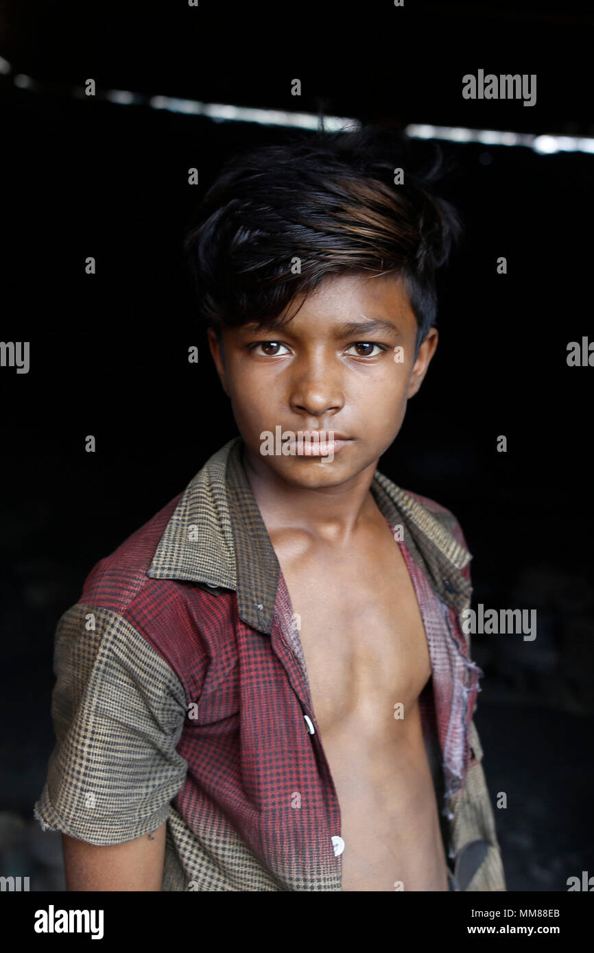 Dhaka Bangladesh May 7 2018 Workers Including Child Labors Are Working In A Ship Yard Metal