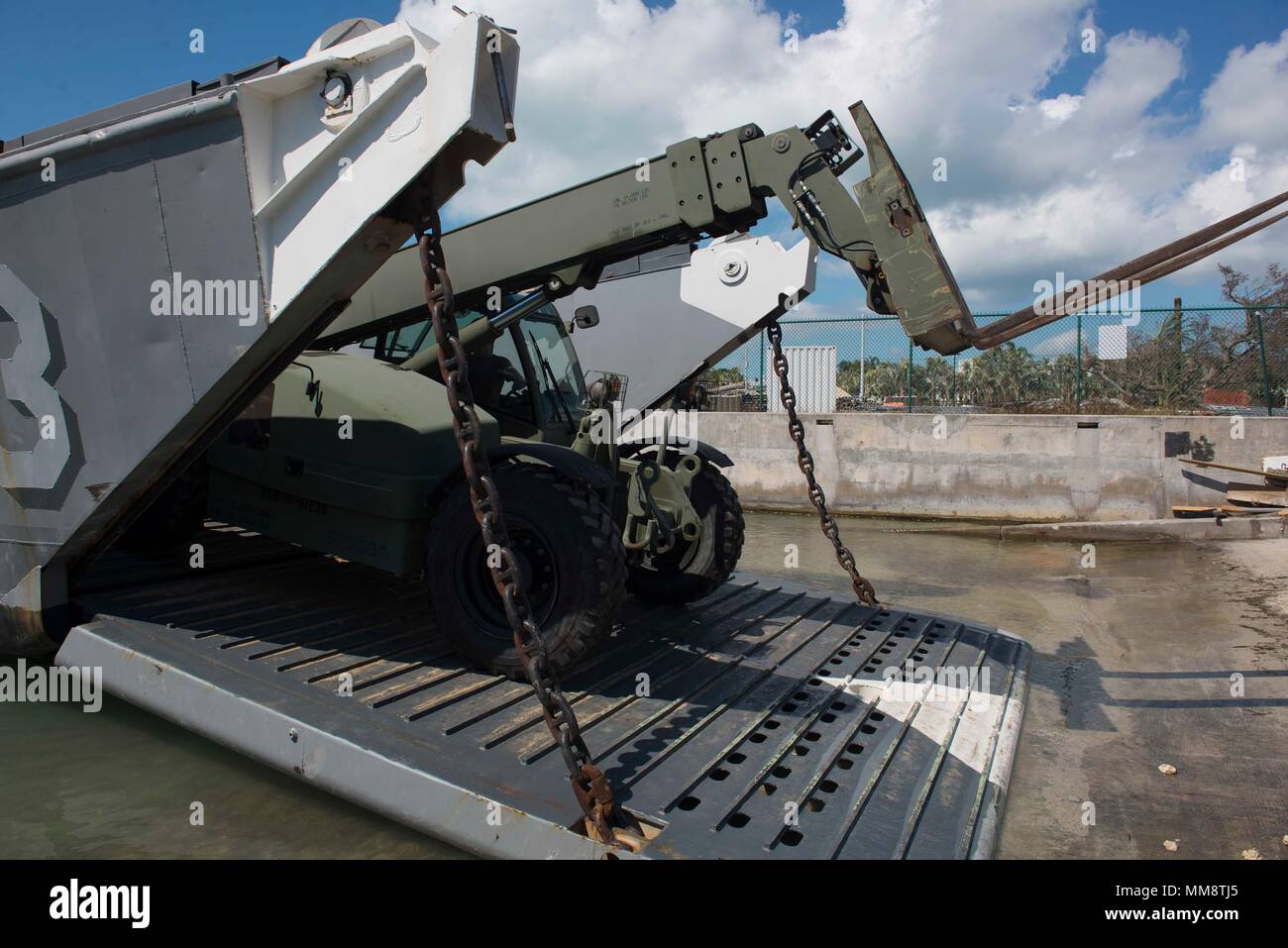 170913-N-DS065-0150 KEY WEST, Fla. (Sept. 13, 2017) A forklift tows equipment off a Landing Craft Unit attached to Assault Craft Unit (ACU) 2, to use in humanitarian assistance efforts in Key West, Fla., following Hurricane Irma’s landfall in Key West. The Department of Defense is supporting Federal Emergency Management Agency, the lead agency, in helping those affixed by Hurricane Irma to minimize suffering and as one component of the overall whole-of-government response efforts. (U.S. Navy photo by Mass Communication Specialist 3rd Class Evan A. Denny/Released) Stock Photo