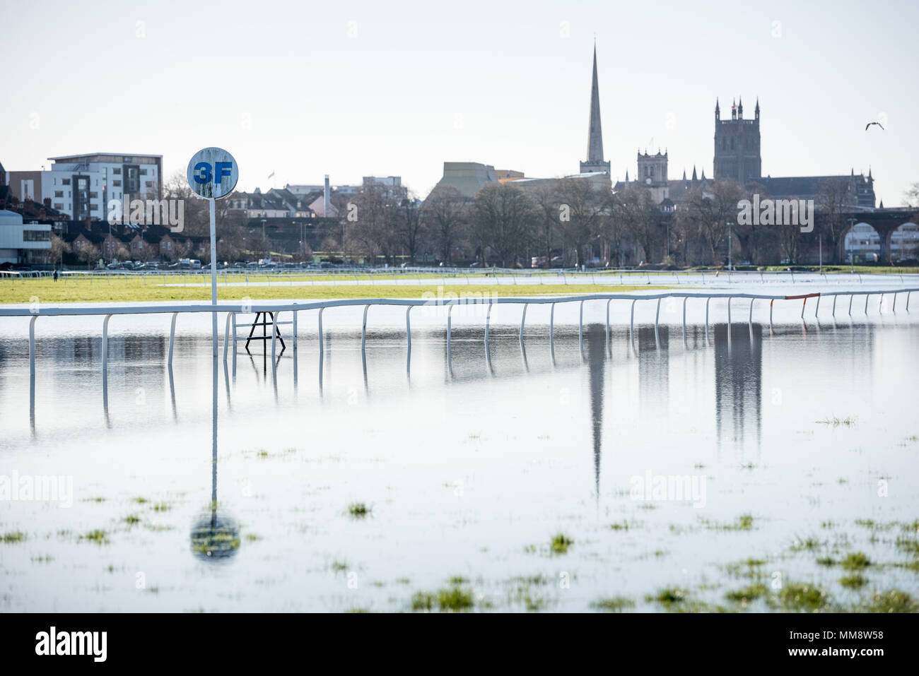 Worcester, Worcestershire, UK. 5th April 2018. Despite a respite in the weather, flood waters remain high in Worcester with the race course and county Stock Photo