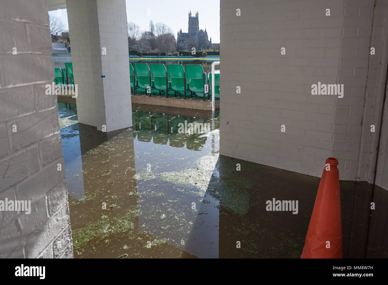 Worcester, Worcestershire, UK. 5th April 2018. Despite a respite in the weather, flood waters remain high in Worcester with the race course and county Stock Photo
