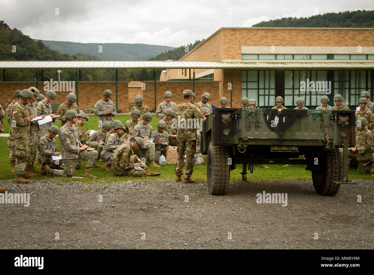 Students receive sling load training Stock Photo - Alamy