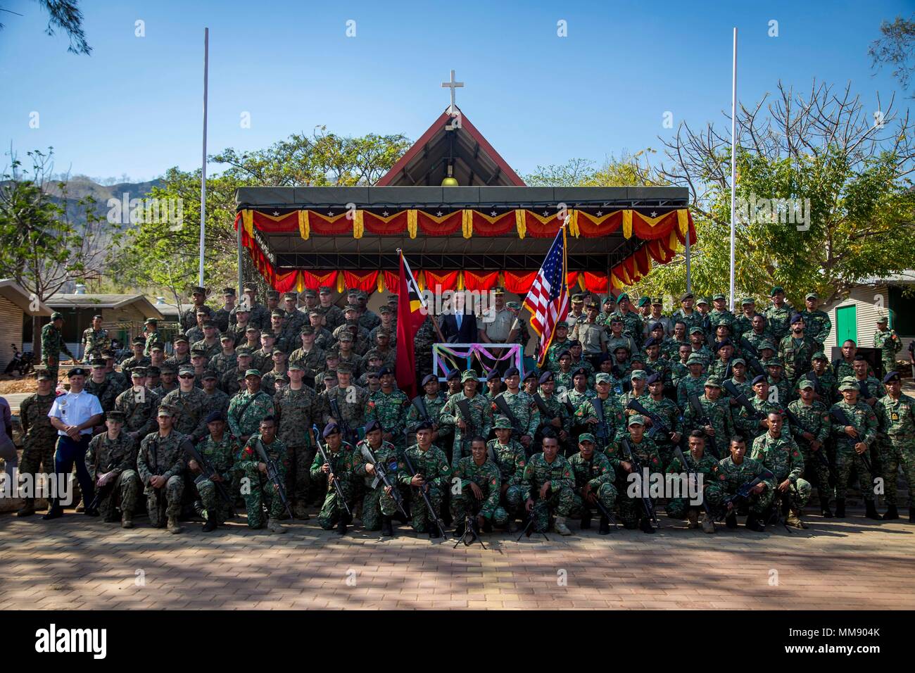 U.S. Marines with Task Force Koa Moana 17, and members of the Falantil Forca de Defensa Timor Leste pose for a group photo following a closing ceremony for Exercise Crocodilo in Metinaro, Timor Leste, Sept. 14, 2017. Koa Moana 17 is designed to improve interoperability with our partners, enhance military-to-military relations, and expose the Marine Corps forces to different types of terrain for familiarity in the event of a natural disaster in the region.  (U.S. Marine Corps photo by MCIPAC Combat Camera Lance Cpl. Juan C. Bustos) Stock Photo