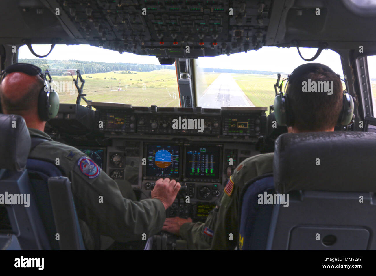 Col. Barry Blanchard and Maj. Wes Carter, 172d Airlift Wing, Mississippi Air National Guard, land the C-17 Globemaster III carrying the Mississippi National Guard Soldiers and Airmen who attended the Mississippi National Guard Senior Leader Staff Ride, September 17, 2017, at the 172d Airlift Wing base in Flowood, MS. The staff ride was an opportunity  to learn about the Revolutionary War and the beginning of the minuteman. (Mississippi National Guard photo by Cpl. Justin Humphreys, 102d Public Affairs Detachment) Stock Photo