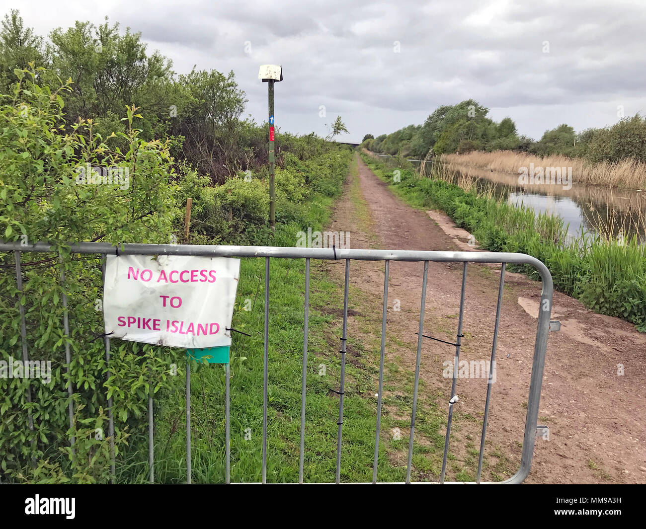 TPT Transpennine Trail, no access to Spike Island, Widnes at new crossing Stock Photo