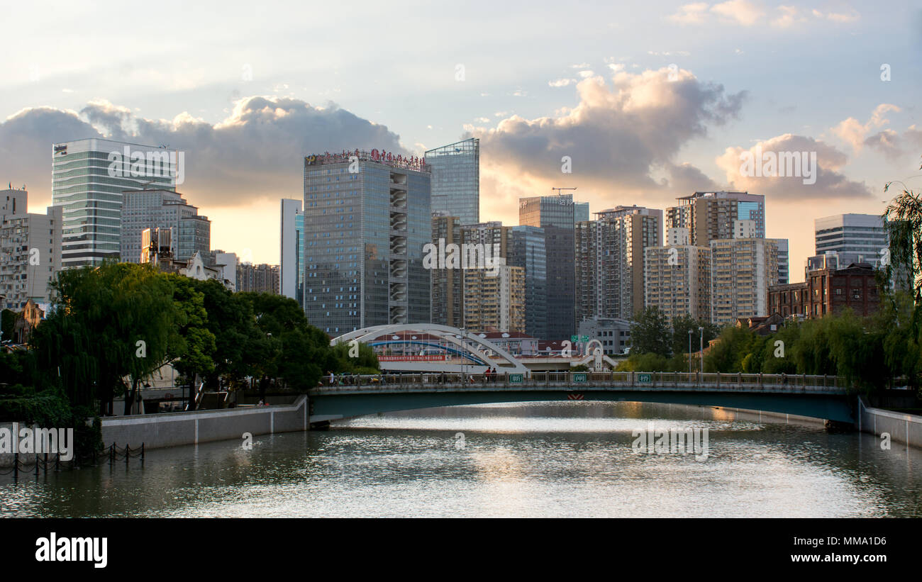 Jing'an district, Suzhou Creek, Shanghai, China. Jing'an district ahead and Huangpu district on the left. Stock Photo