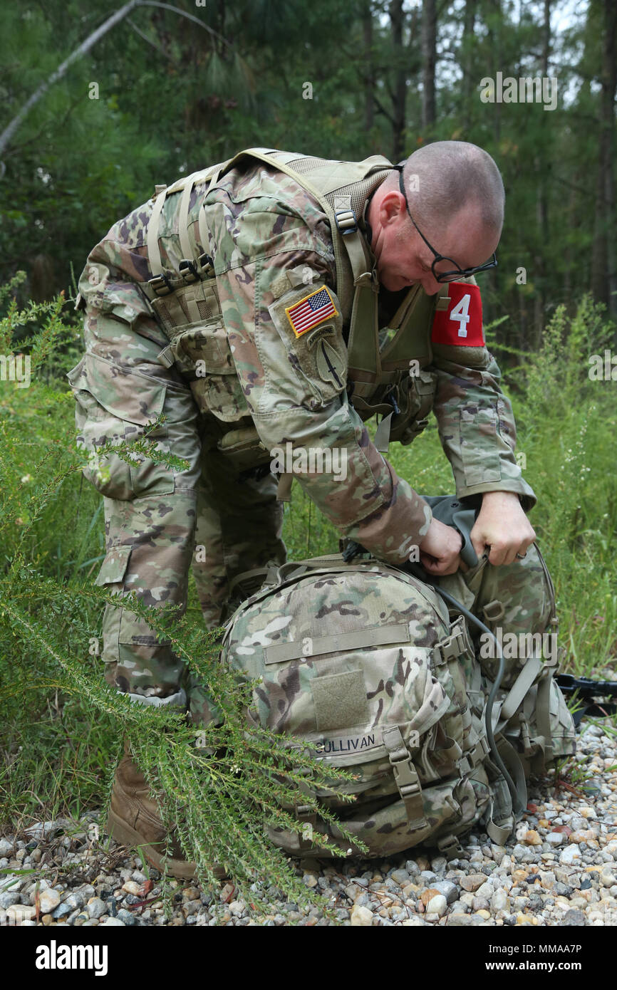 U.S. Army Staff Sgt. Eric Sullivan, assigned to the Blanchfield Army Community Hospital, closes his ruck sack during the 2017 Best Medic Competition at Fort Bragg, N.C., Sept. 18, 2017. The competition tested the physical and mental toughness, as well as the technical competence, of each medic to identify the team moving forward to represent the region at the next level of the competition.  (U.S. Army photo by Pfc. Meleesa Gutierrez) Stock Photo