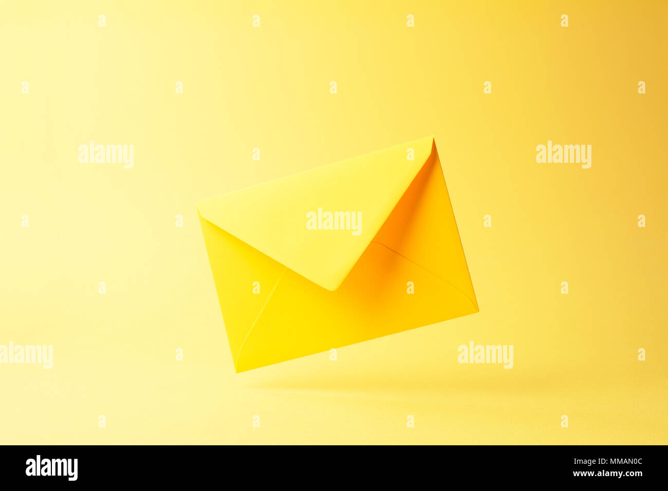 шесть писем о бите фильм. цвет желтый внимание. письмо конверт желтый. желтое письмо. желтые конверты.