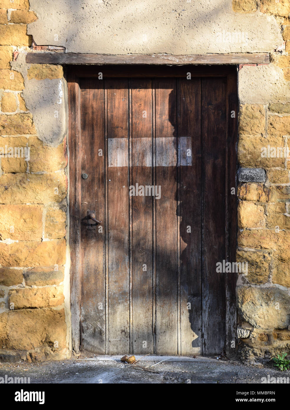 Wooden door set in a stone wall hi-res stock photography and images - Alamy