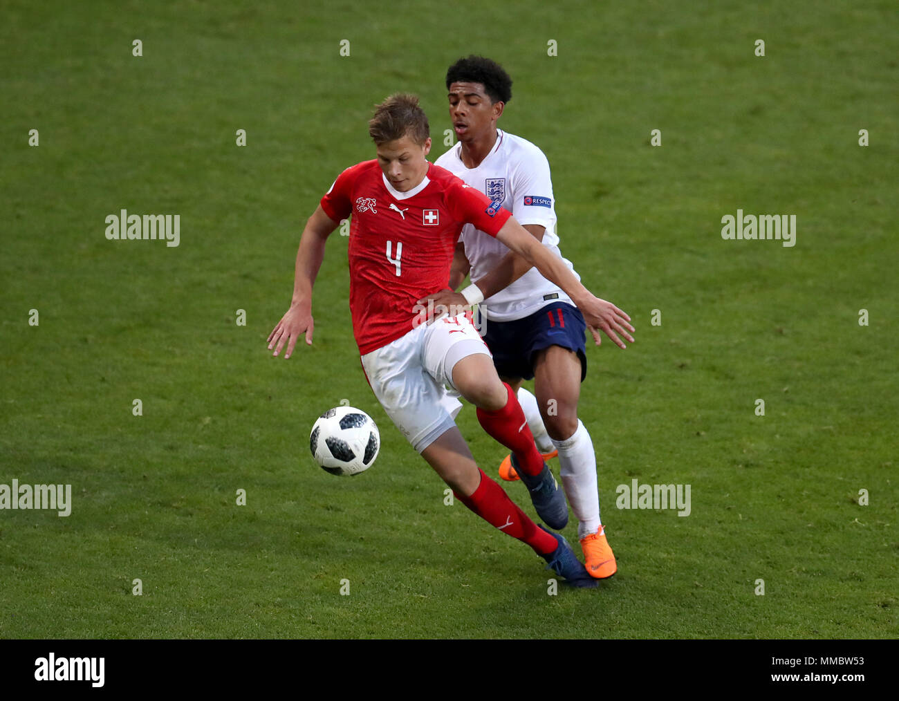 Switzerland's Ilan Sauter (left) and England's Xavier Amaechi battle for the ball during the UEFA European U17 Championship, Group A match at the AESSEAL New York Stadium, Rotherham. Stock Photo