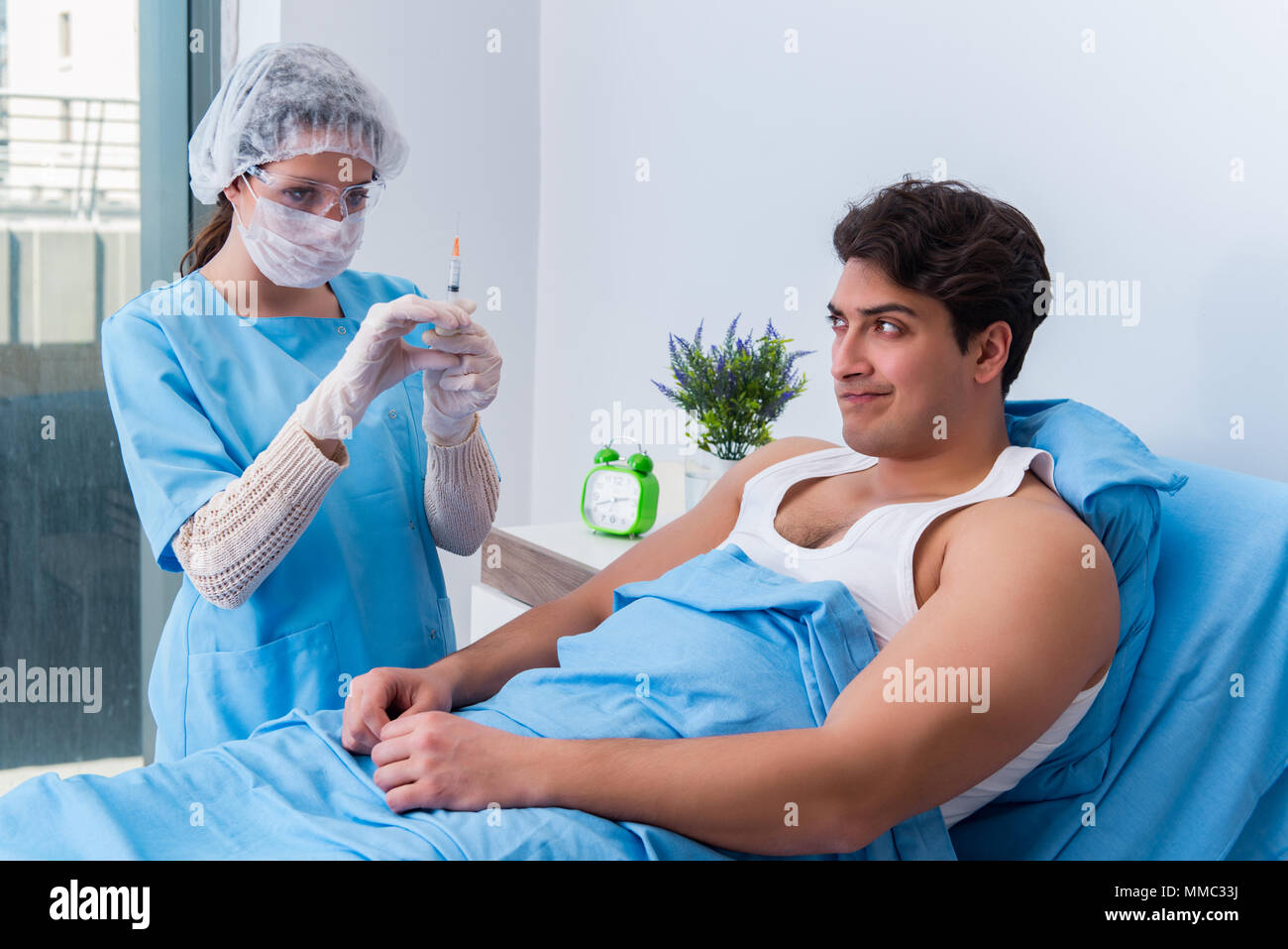 Уколы маленьким детям. Вакцинация взрослых. Укол медсестра для детей. Уколы детям. Врач делает укол.