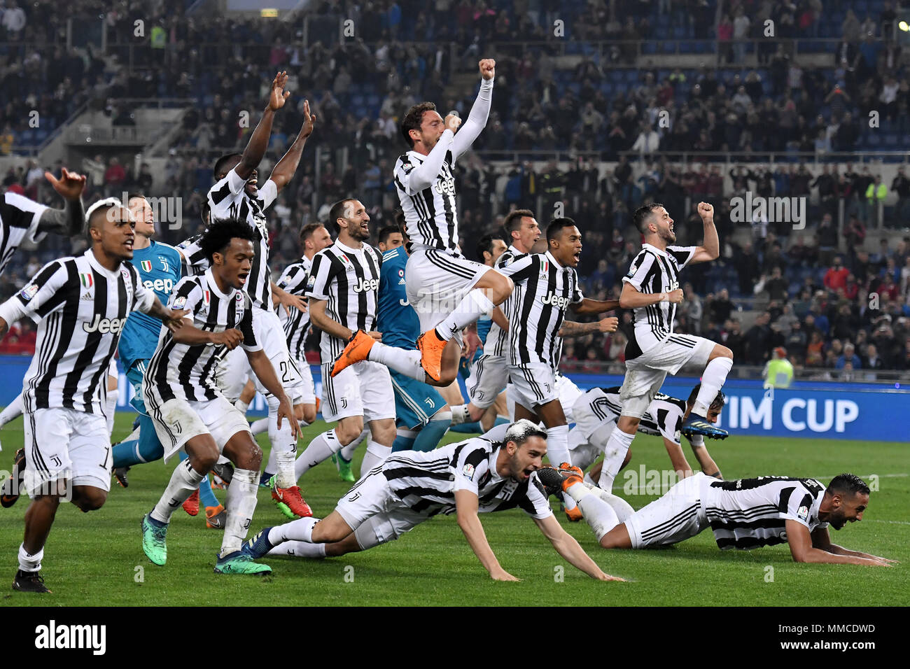 Juventus players celebrate at the end of the match. Esultanza giocatori  Juventus Roma 09-05-2018