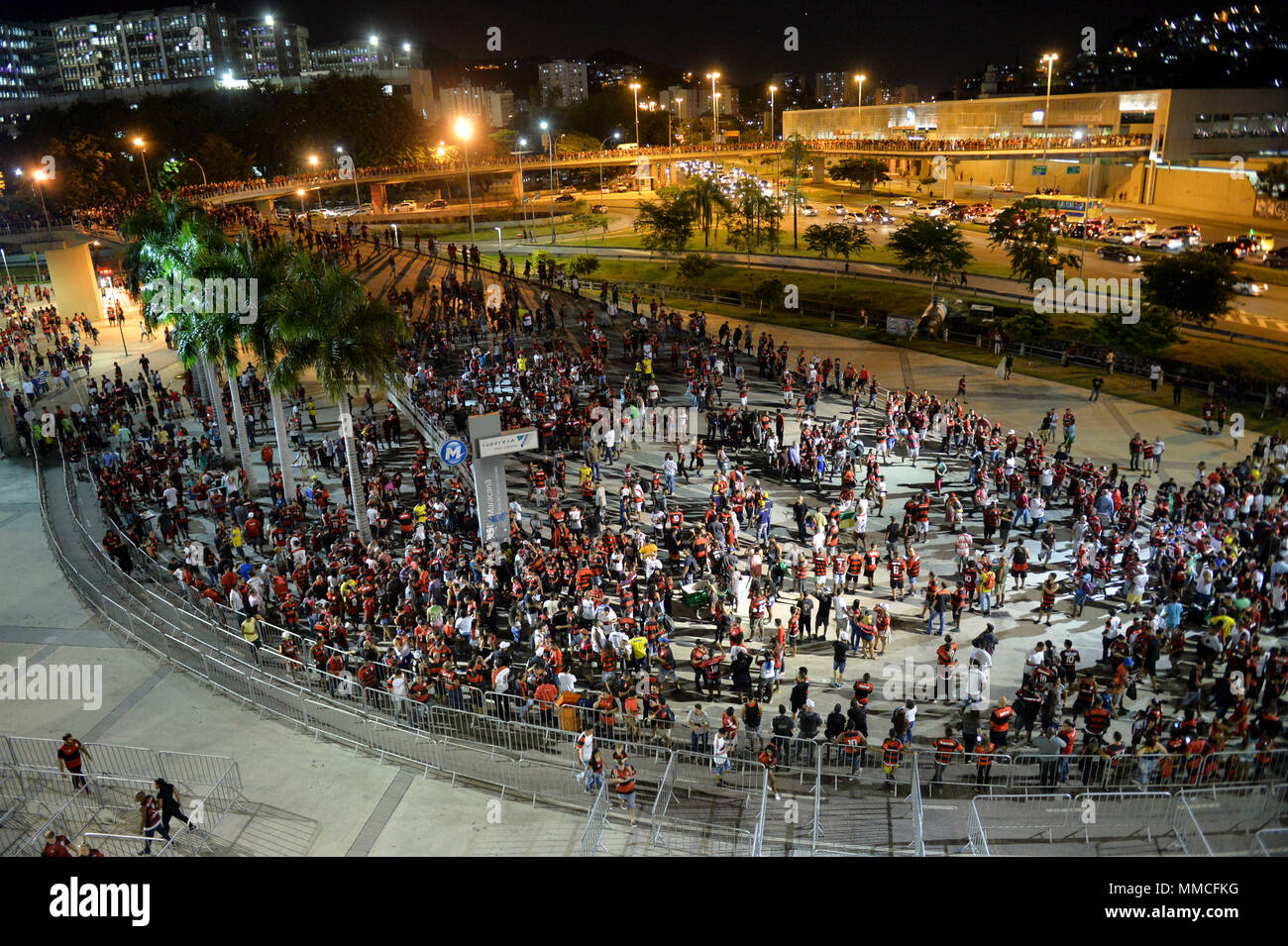 Rio De Janeiro, Brazil. 10th May, 2018. Arrival of the fans on the subway ramp during Flamengo vs. Ponte Preta held in Maracanã for the Eighth Finals of the Brazil Cup in Rio de Janeiro, RJ. Credit: Celso Pupo/FotoArena/Alamy Live News Stock Photo
