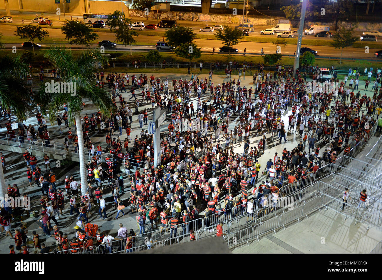 Rio De Janeiro, Brazil. 10th May, 2018. Arrival of the fans on the subway ramp during Flamengo vs. Ponte Preta held in Maracanã for the Eighth Finals of the Brazil Cup in Rio de Janeiro, RJ. Credit: Celso Pupo/FotoArena/Alamy Live News Stock Photo