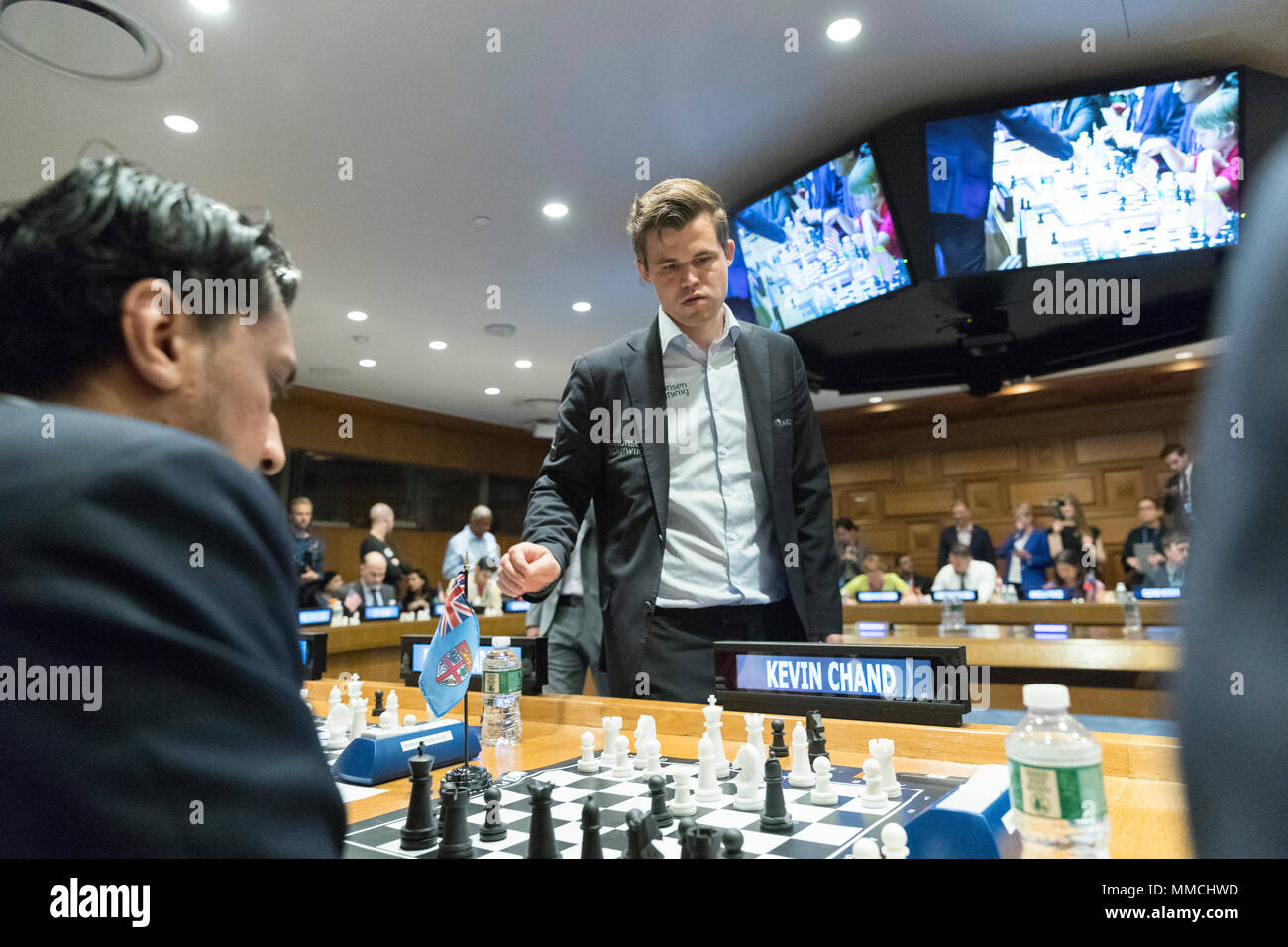 Carlsen presses but held to draw in world chess championship