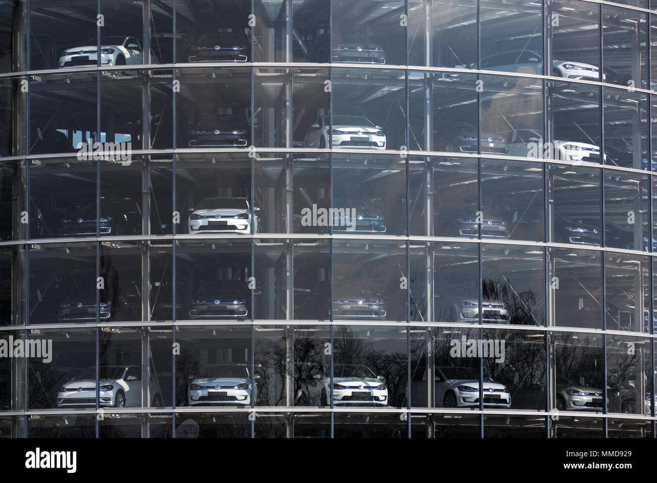 DRESDEN, GERMANY - APRIL 2 2018: Plug-in hybrid Volkswagen e-Golf electric  cars stands behind glass in the Glaserne Manufaktur - Transparent Factory o  Stock Photo - Alamy