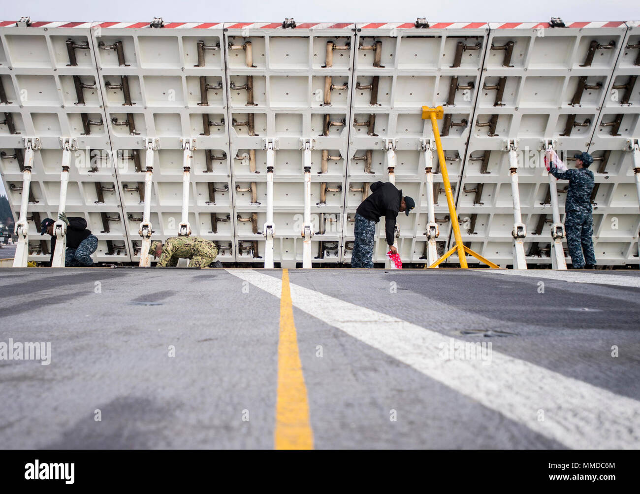 Jet blast deflector hires stock photography and images Alamy