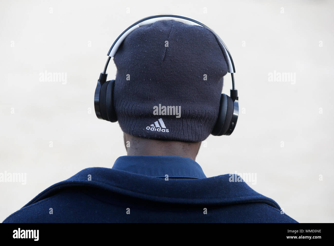 Man headphones outside hi-res stock photography and images - Alamy