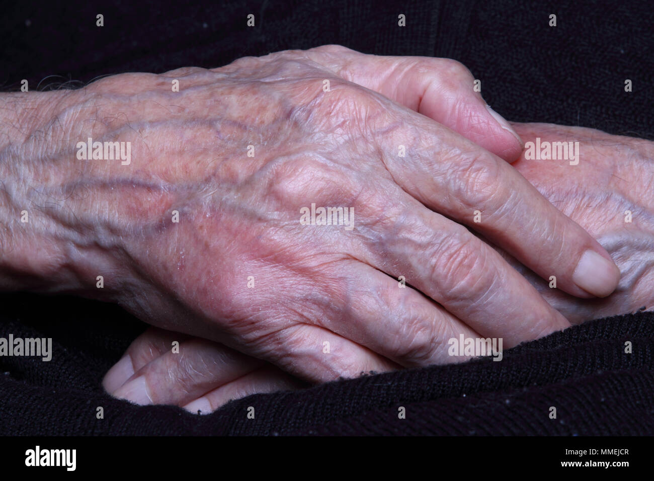 Old couple hands hospital hi-res stock photography and images - Alamy