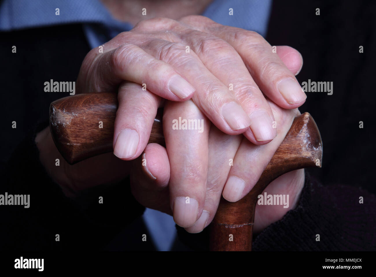 Old couple hands hospital hi-res stock photography and images - Alamy