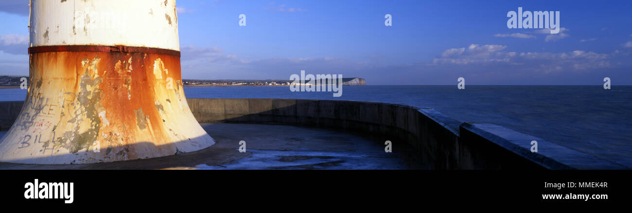 LIGHTHOUSE AT NEWHAVEN QUAY LOOKING TOWARDS SEVERN SISTERS CLIFFS Stock Photo