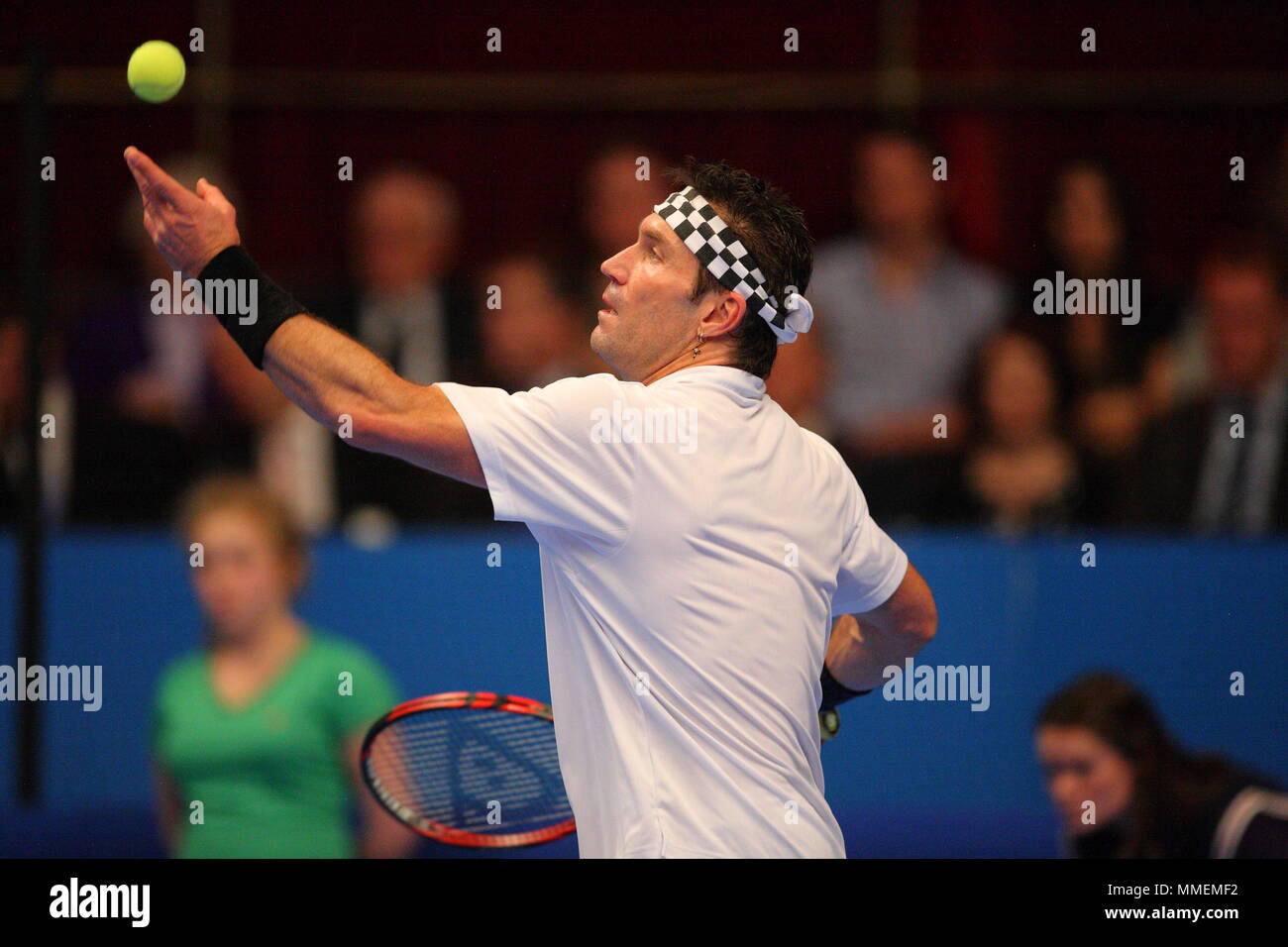 John mcenroe serve and volley hi-res stock photography and images - Alamy