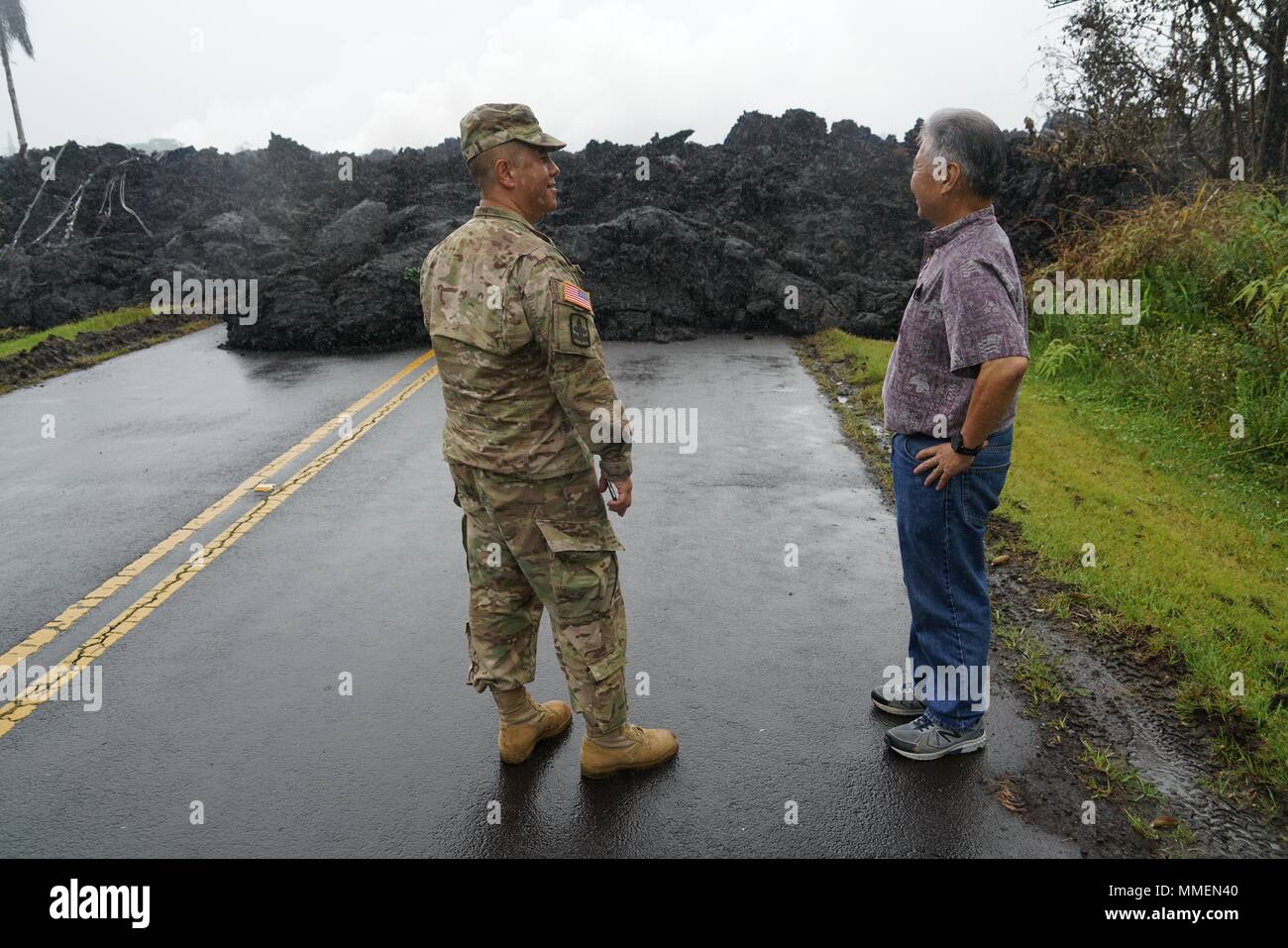 Hawaii Governor David Ige is briefed by National Guard Brig. Gen