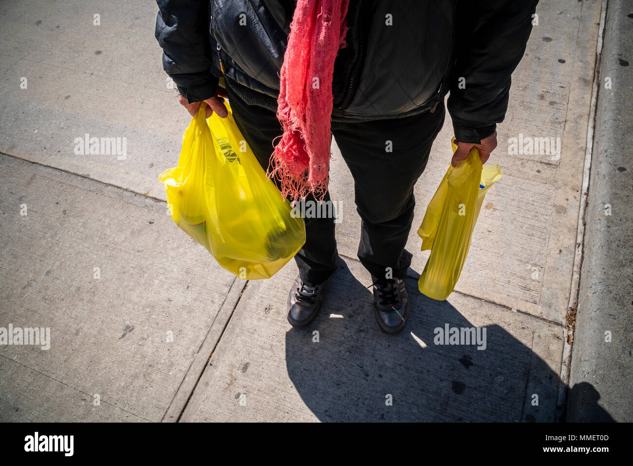 A shopper with her supermarket plastic bags in New York on Thursday, April 26, 2018. New York State Gov. Andrew Cuomo announced his intention to institute a statewide ban on single-use plastic bags, after previously opposing similar legislation proposed by New York City.  (© Richard B. Levine) Stock Photo