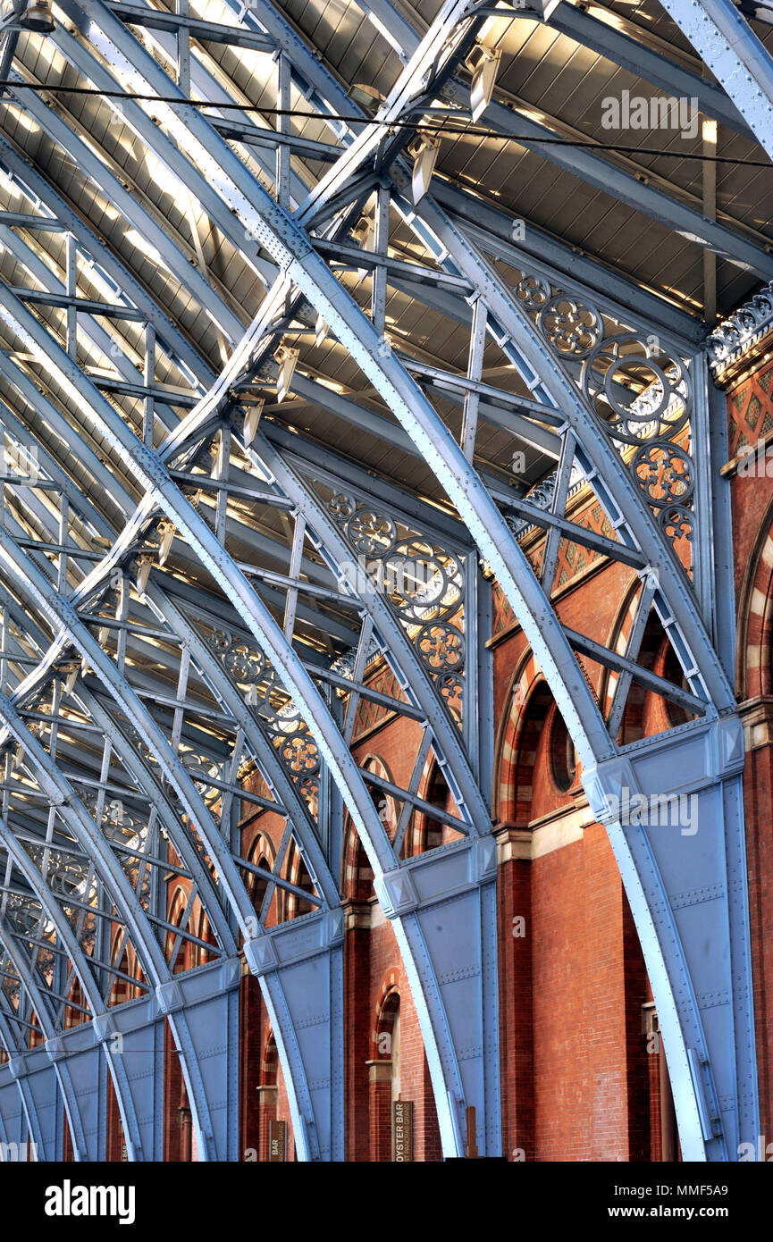 The blue girders of the Barlow Shed in St Pancras International Stock Photo